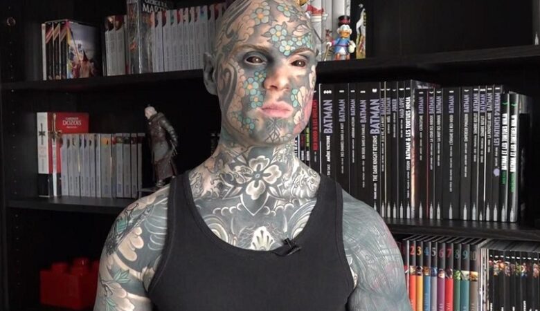 Απαγόρευσαν σε δάσκαλο να διδάσκει σε νηπιαγωγείο λόγω των τρομακτικών τατουάζ του