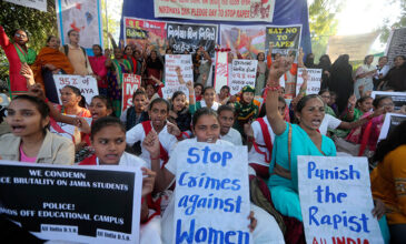 Μία 19χρονη στην Ινδία πέθανε μετά από ομαδικό βιασμό