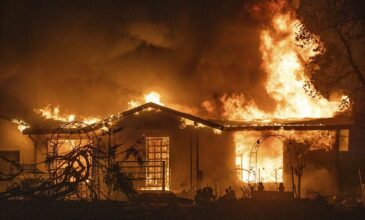 Τρεις νεκροί από τις καταστροφικές πυρκαγιές στη βόρεια Καλιφόρνια