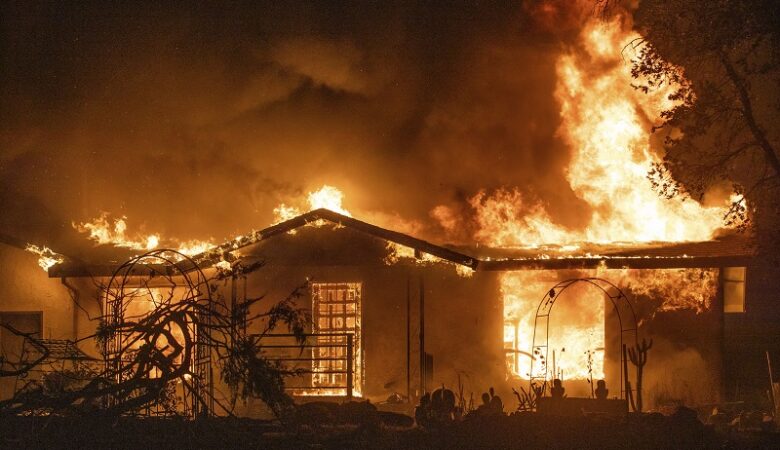 Τρεις νεκροί από τις καταστροφικές πυρκαγιές στη βόρεια Καλιφόρνια