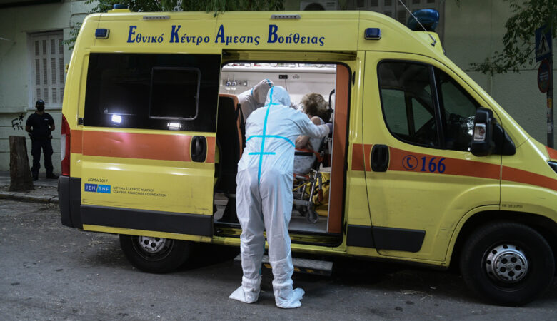 Κορονοϊός Άγιος Παντελεήμονας: Συγκινούν οι εικόνες από την μεταφορά των ηλικιωμένων στα νοσοκομεία
