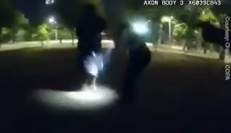 Βίντεο-ντοκουμέντο: Αστυνομικός δολοφονεί μαύρο άνδρα που κρατούσε μαχαίρι