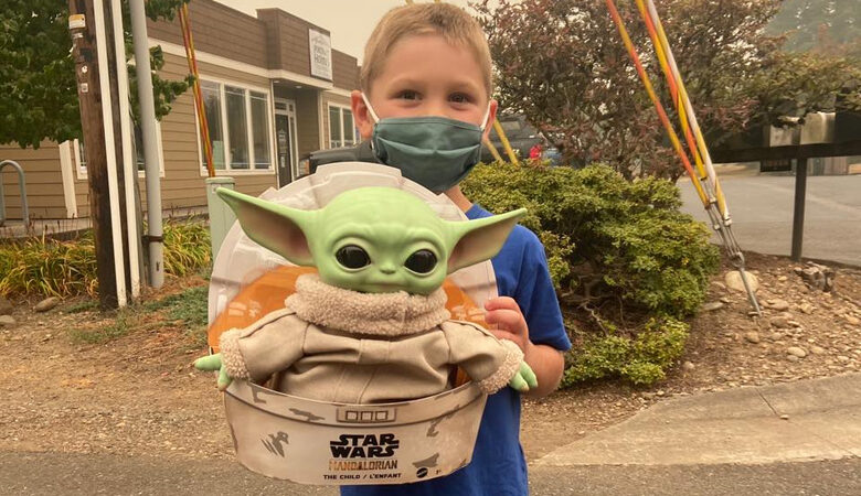 Κούκλα Baby Yoda στο πλευρό των πυροσβεστών του Όρεγκον -Την έστειλε ένα 5χρονο αγοράκι