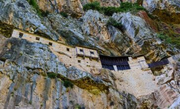 Μονή Κηπίνας: Το μοναστήρι που είναι σφηνωμένο μέσα στο βράχο