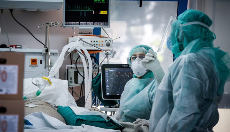Κορονοϊός: «Καμπανάκι» στα νοσοκομεία της χώρας- Λιγοστεύουν οι κενές ΜΕΘ