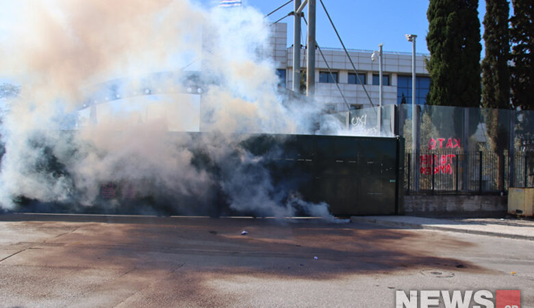 Δακρυγόνα και πέτρες στη πορεία των μαθητών στο υπουργείο Παιδείας
