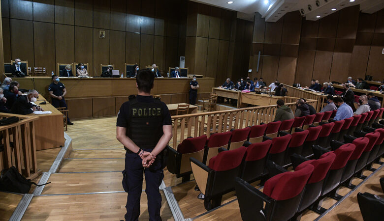 Δίκη Χρυσής Αυγής: Ξεκίνησε η διαδικασία – Στην αίθουσα 13 από τους 57 καταδικασθέντες