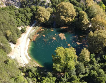 H παραμυθένια λίμνη που «κρύβεται» στο νομό Ιωαννίνων