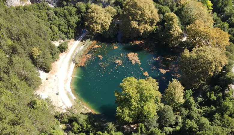 H παραμυθένια λίμνη που «κρύβεται» στο νομό Ιωαννίνων