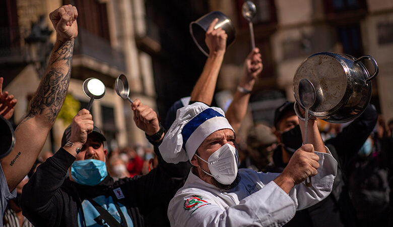 Κορονοϊός:«Θα πεθάνουμε από την πείνα» φωνάζουν εργαζόμενοι στην εστίαση στη Βαρκελώνη