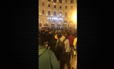 Θεσσαλονίκη: Εικόνες συνωστισμού με δεκάδες νέους στην πλατεία Αριστοτέλους