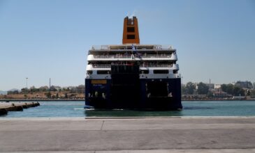 Κορονοϊός: Στον Πειραιά το «Blue Star Delos» – Θετική Γαλλίδα επιβάτης