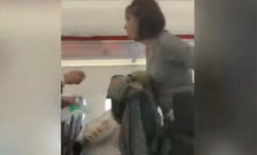 Κορονοϊός: Γυναίκα έβηχε πάνω από επιβάτες πτήσης φωνάζοντας «όλοι θα πεθάνουν»