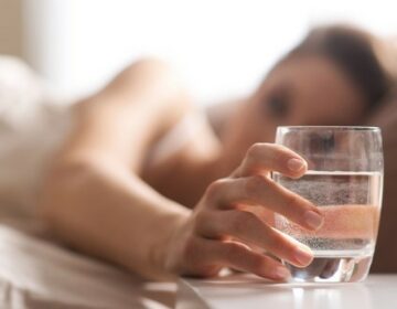 Οι τρεις βασικοί λόγοι για να πίνεις κατευθείαν μόλις ξυπνάς ένα ποτήρι νερό