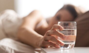 Οι τρεις βασικοί λόγοι για να πίνεις κατευθείαν μόλις ξυπνάς ένα ποτήρι νερό