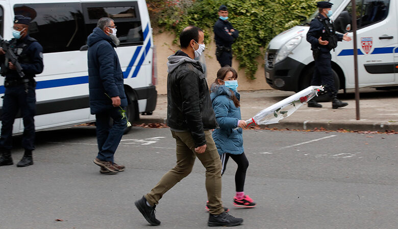 Αποκεφαλισμός στο Παρίσι: Ο δράστης είχε στείλει sms σε γονέα εξοργισμένο με τα σκίτσα