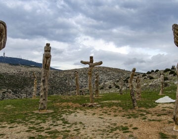 Πάρκο των Ψυχών: Ένα υπαίθριο μουσείο στην Πάρνηθα που προκαλεί δέος