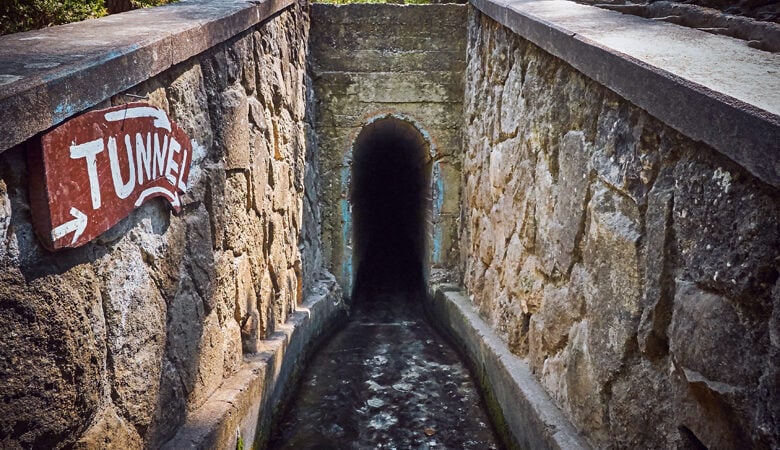 Το τούνελ που σε οδηγεί σε έναν μικρό παράδεισο της Ρόδου