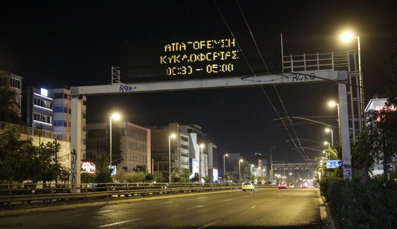 Κορονοϊός: Εικόνες από την έρημη Αθήνα την πρώτη νύχτα της απαγόρευσης κυκλοφορίας