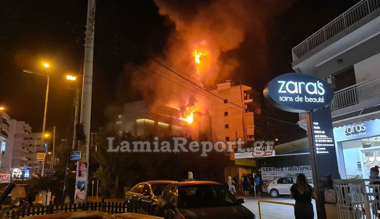 Εικόνες και βίντεο από τη μεγάλη φωτιά σε εστιατόριο στο Παλαιό Φάληρο
