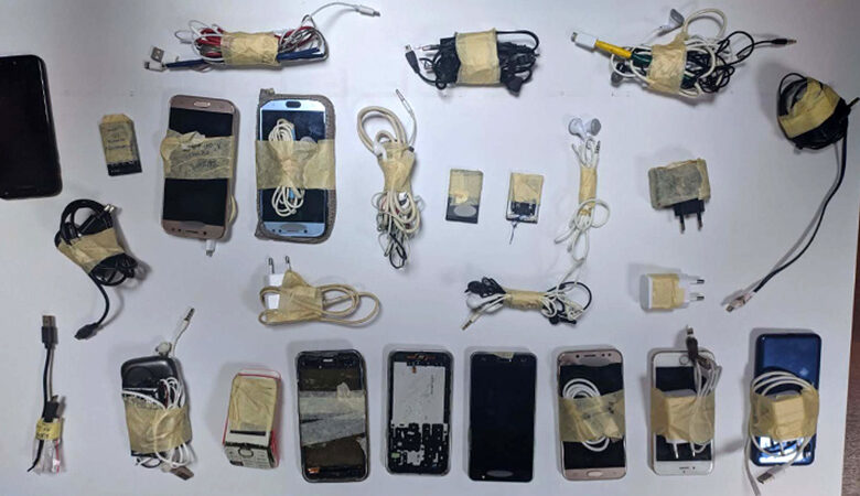 Μαχαίρια, φαλτσέτες και κινητά βρέθηκαν στις φυλακές Κορυδαλλού και Χανίων