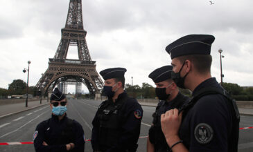 Συναγερμός στο Παρίσι: Εντοπίστηκε τσάντα με πυρομαχικά κοντά στον Πύργο του Άιφελ