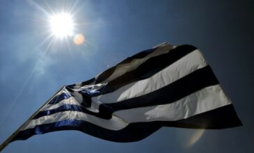 Τέσσερις κανόνες που ισχύουν για την ελληνική σημαία και ίσως δεν γνωρίζεις