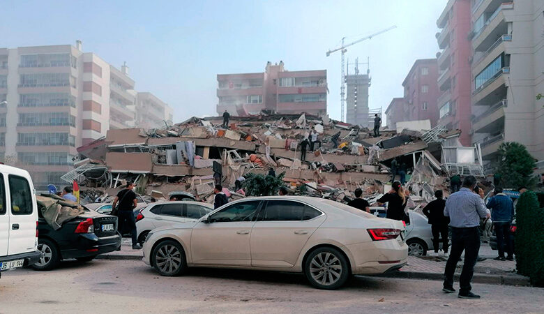 Ζωή στα συντρίμμια στη Σμύρνη: 70χρονος ανασύρθηκε ζωντανός 33 ώρες μετά τον ισχυρό σεισμό
