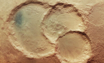 Ένα σπάνιο εντυπωσιακό τριπλό κρατήρα φωτογράφισε στον Άρη το Mars Express