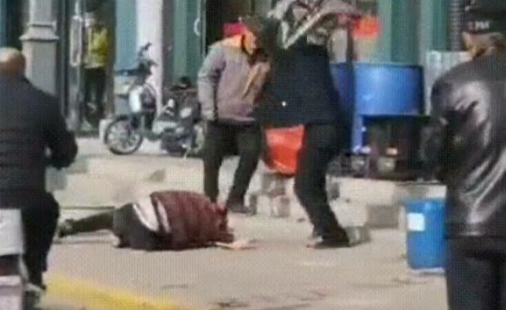 Σοκαριστικό βίντεο: Άντρας χτυπάει μέχρι θανάτου τη γυναίκα του στον δρόμο, κανείς δεν αντιδρά