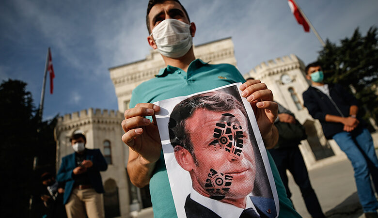 Απειλές Αλ Κάιντα κατά Μακρόν: «Δικαίωμα να σκοτώνουμε όποιον προσβάλλει τον Μωάμεθ»