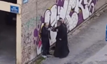 Ιερέας χαστουκίζει πολίτη στην Κοζάνη – Δείτε το βίντεο