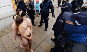 Πολωνία: Γυμνοί διαδηλωτές διαμαρτύρονται για την απαγόρευση των αμβλώσεων