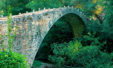 Το ελληνικό πέτρινο γεφύρι με την τέλεια καμάρα