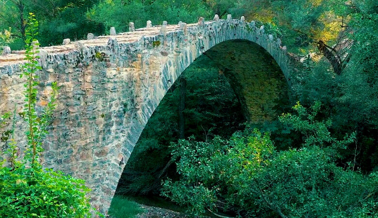 Το ελληνικό πέτρινο γεφύρι με την τέλεια καμάρα