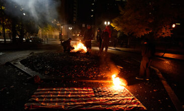 HΠΑ προεδρικές εκλογές: Οπλισμένοι διαδηλωτές έκαψαν αμερικανικές σημαίες στο Πόρτλαντ