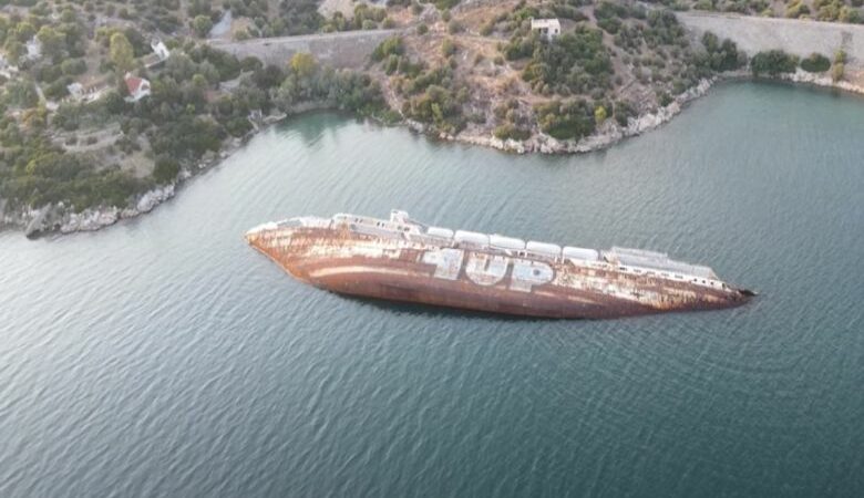 Το κραταιό κρουαζιερόπλοιο που κατέληξε μισοβυθισμένο στην Ελευσίνα