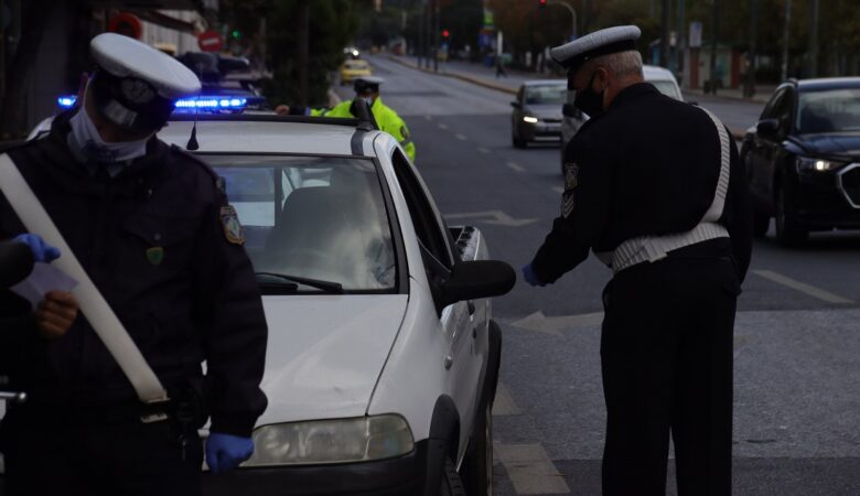 Lockdown: Σαρωτικοί έλεγχοι της Τροχαίας- Εικόνες από τα αστυνομικά μπλόκα