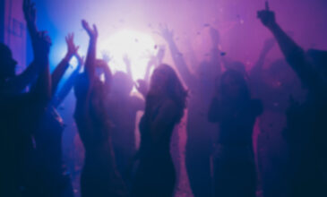 Lockdown:  Κορονοπάρτι με DJ στην πλατεία Κυψέλης