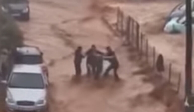 Βίντεο από επιχείρηση διάσωσης γυναίκας από πλημμυρισμένο δρόμο στα Μάλια