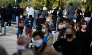 Lockdown: Τα νέα μέτρα που εξετάζει η κυβέρνηση για σχολεία και μετακινήσεις
