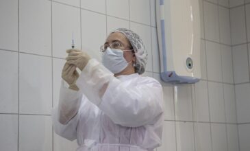 Κορονοϊός: Ρώσοι γιατροί που είχαν εμβολιαστεί με το Sputnik-V βρέθηκαν θετικοί