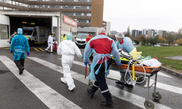 Κορονοϊός: Ένας στους τέσσερις θανάτους στη Γαλλία οφείλεται στον ιό