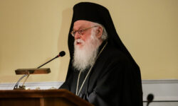 Tο μήνυμα του αρχιεπισκόπου Αλβανίας Αναστάσιου από την εντατική: «Μη φοβού, μόνον πίστευε»