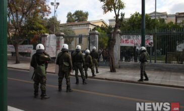 Συγκέντρωση ατόμων στο Πολυτεχνείο – Διαμαρτυρία για τα νέα μέτρα