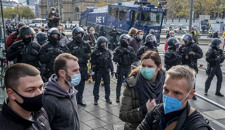 Διαδηλώσεις κατά της χρήσης μάσκας και των περιοριστικών μέτρων σε πολλές πόλεις της Γερμανίας