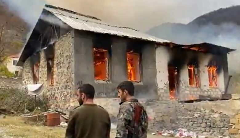 Αρμένιοι στο Ναγκόρνο Καραμπάχ πυρπολούν τα σπίτια τους