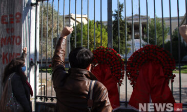 Στεφάνια στην είσοδο του Πολυτεχνείου κατέθεσε η ΟΛΜΕ – Δείτε φωτογραφίες