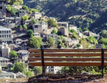 Οι ελληνικές ομορφιές «μέσα» από πέντε ξεχωριστά παγκάκια