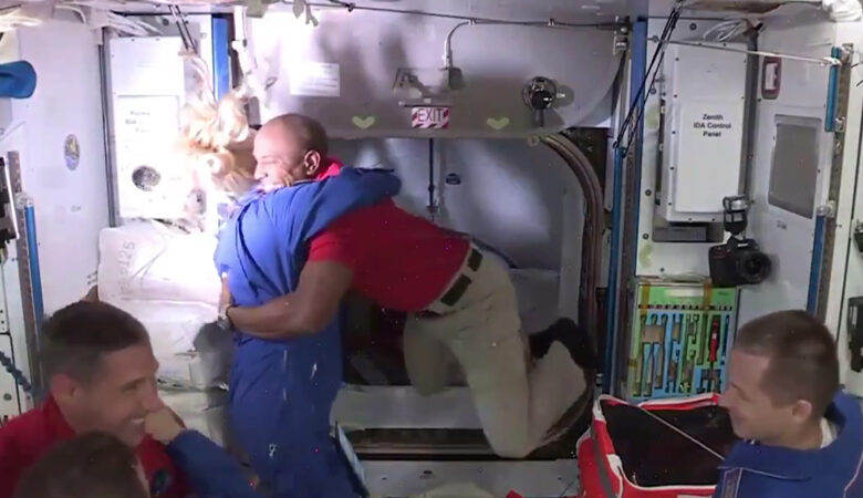Η στιγμή που το Crew Dragon των Space X-NASA «έδεσε» στον Διεθνή Διαστημικό Σταθμό